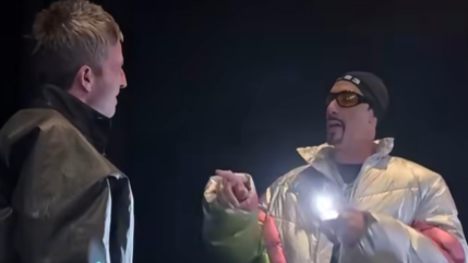 Ali G expulse Noel Gallagher de son siège à la première de son nouveau film Ali G expulse Noel Gallagher de son siège à la première de son nouveau film