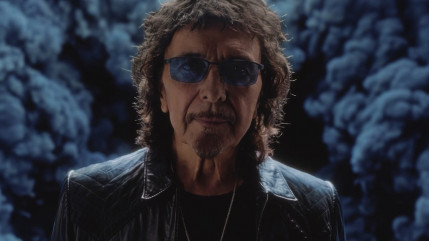 Black Sabbath : Tony Iommi annonce son nouvel album, "From The Dark", et dévoile son premirr single "World Alone" Black Sabbath : Tony Iommi annonce son nouvel album, "From The Dark", et dévoile son premirr single "World Alone"