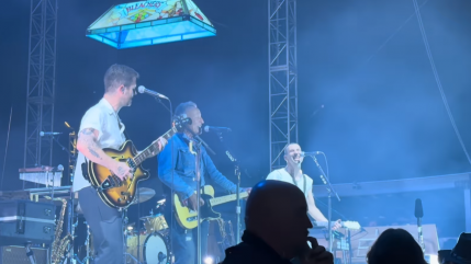 Bruce Springsteen monte sur sc&egrave;ne par surprise pendant qu'un groupe reprenait "Jersey Girl"