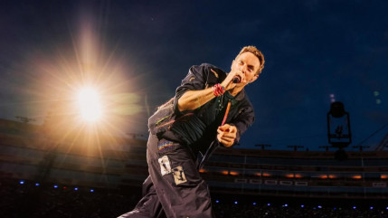 Coldplay : Après la polémique de la kiss-cam, Chris Martin prend des précautions avant de filmer son public !