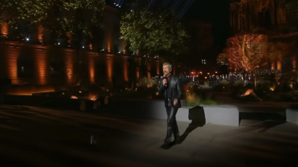 Eagles Of Death Metal : Découvrez la prestation émouvante de Jesse Hughes lors de la cérémonie du 13 novembre avec "You'll Never Walk Alone"