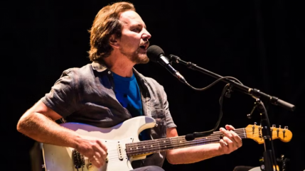 Eddie Vedder a sorti « Better Believe », son nouveau single avec le collectif Guitars Over Guns. Eddie Vedder a sorti « Better Believe », son nouveau single avec le collectif Guitars Over Guns.