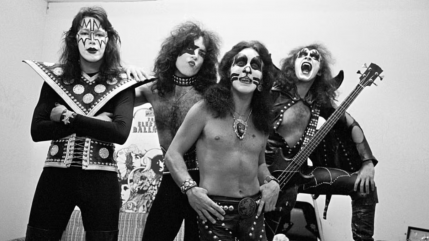 Gene Simmons, du groupe KISS, d&eacute;nigre Peter Criss : &laquo; Il n'a pas &eacute;crit 'Beth'. Il &eacute;tait le batteur, et la batterie n'est pas un instrument. &raquo;