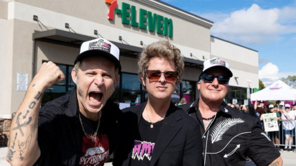 Green Day attaque Elon Musk avec "American Idiot" Green Day attaque Elon Musk avec "American Idiot"