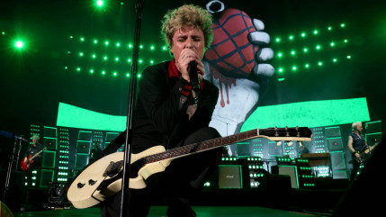 Green Day : Billie Joe Armstrong fait monter un fan sur scène, puis le dégage après qu'il ait joué "Wonderwall" d'Oasis Green Day : Billie Joe Armstrong fait monter un fan sur scène, puis le dégage après qu'il ait joué "Wonderwall" d'Oasis