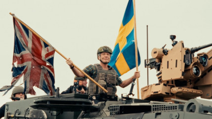 Insolite : Bruce Dickinson d&eacute;barque en char d&rsquo;assaut avant le concert d&rsquo;Iron Maiden !