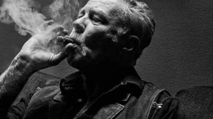 James Hetfield et ses cigares : pourquoi le chanteur de Metallica aime d&eacute;fier les interdits