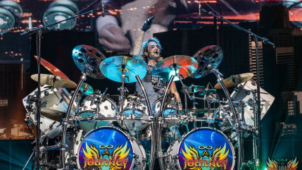 Journey : le batteur hospitalis&eacute; en plein concert, son technicien appel&eacute; en urgence pour le remplacer