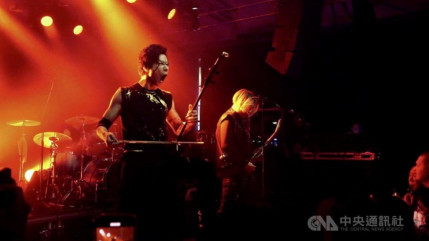 Le représentant de Taïwan en Finlande rassemble la politique avec... un concert de Heavy-Metal !