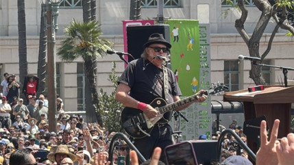 Neil Young apporte son soutien à Bernie Sanders aux côtés de Joan Baez