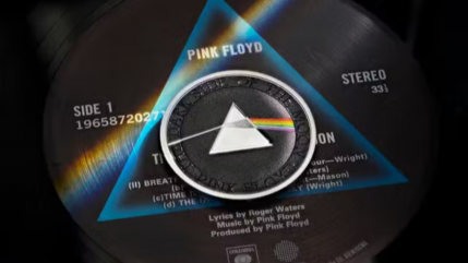 Pink Floyd : la Royal Mint a con&ccedil;u une pi&egrave;ce comm&eacute;morative d&eacute;di&eacute;e &agrave; l&rsquo;album The Dark Side of the Moon.