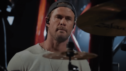 Quand Chris Hemsworth (Thor) se met &agrave; la batterie avec Parkway Drive... et amuse la galerie !