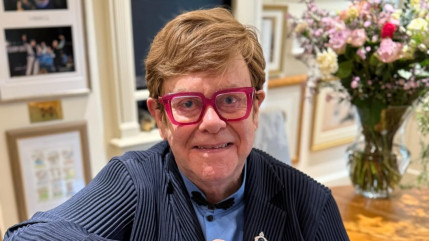 Quand Elton John remplace ses rotules... en OR ! Quand Elton John remplace ses rotules... en OR !