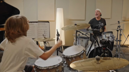 Red Hot Chili Peppers : Chad Smith fait une surprise &agrave; un professeur rempla&ccedil;ant dans une &eacute;cole de musique.