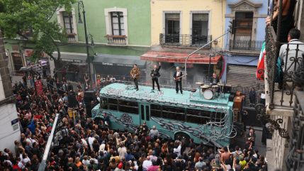 U2 : Le groupe a tourn&eacute; le clip de son nouveau single, &laquo; Street of Dreams &raquo;, sur le toit d'un bus &agrave; Mexico.