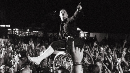 Yungblud se casse une jambe... mais fait quand m&ecirc;me le show en Europe !