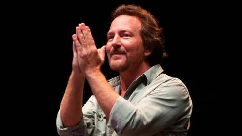 Eddie Vedder admet qu'il ne se souvient pas toujours des paroles des chansons : &laquo; Parfois, je demande &agrave; quelqu'un au premier rang. Ils les connaissent toutes. &raquo;