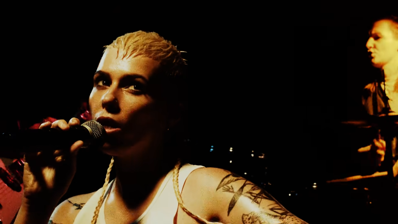 Hawxx : Pourquoi le clip de &laquo; Macho Bullshit &raquo; est le cri de guerre f&eacute;ministe que le rock attendait