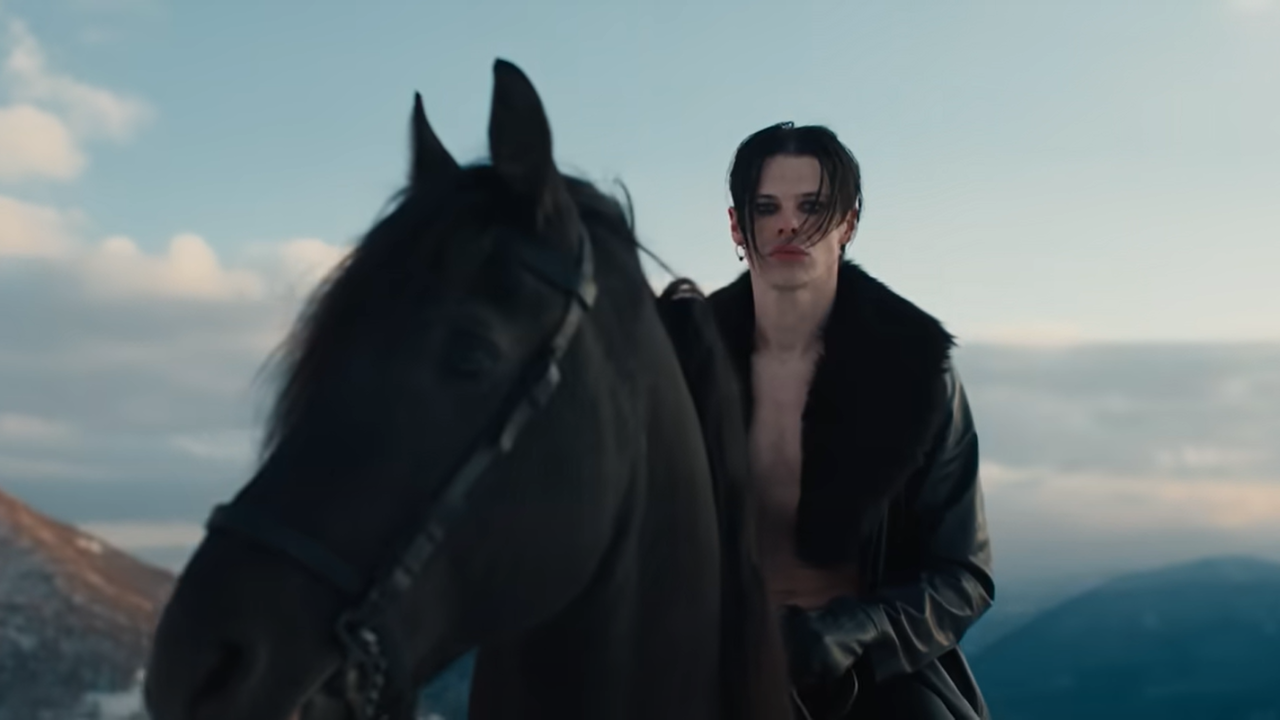 YUNGBLUD de retour avec un morceau enflammé sur le clip de "Hello Heaven, Hello"